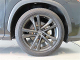 純正のアルミホイール装着車です。タイヤサイズは235/50R20です。