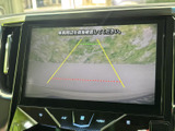 後方の映像に目安線が表示され、駐車時に車両と周囲との位置関係を把握しやすい装備です。画面だけに頼らず、周囲を直接確認しながらの駐車をサポートします。