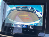 後方の様子を画面で確認でき、駐車時の周囲確認をサポートします。目安となるガイド線も表示されるため、車庫入れや駐車スペースへの移動時に、後方の位置関係を把握しやすい装備です。