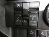 電動スライドドアのスイッチで車内からもスライドドアの開閉ができます。イージークローザー機能で半ドアになることも防止してくれます。