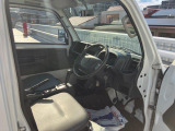 ゆとりをもって運転できる広くて快適な室内。広々ドアの開閉部で乗り降りもラクラク!さらに消毒済みなので安心ですよ!