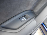 シンプルさと機能性が両立しており、ドイツ車らしい良いインテリアになっています。手の込んだ手法で静かで快適な室内を実現させています。