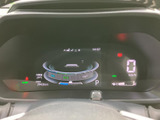 速度やシフト位置、燃料残量などをひと目で確認できる表示で、運転に必要な情報を把握しやすい設計です。表示がまとまっているため、走行前の確認もスムーズに行えます。