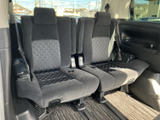 3列目にも複数人が座れるシートを備え、後席まで乗車スペースを確保しています。窓から外の景色を楽しめるため、ご家族でのお出かけや送迎にも活用しやすい空間です。