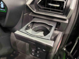プッシュ式オートオープンカップホルダーを運転席に装備