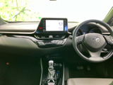 運転席まわりから助手席まで見渡しやすく、前方の視界も開けた印象です。シートは身体を支える形状で、同乗者にもゆったり過ごしていただける空間が広がっています。
