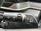 操作位置や表示がレバー上にまとめられ、運転席から必要な設定を確認しやすい装備です。雨天時など天候が変わる場面でも、状況に応じた操作に活用できます。