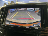 【バックカメラ】運転席から画面上で安全確認ができます。駐車が苦手な方にもオススメな便利機能です。