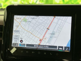 地図上に道路や周辺情報が表示され、現在地と目的地までの道筋を確認しやすい画面です。縮尺表示やメニューも備わり、行き先に合わせてルートを確認したいときに便利です。