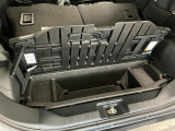 【ラゲージアンダーボックス】転がりやすい小さなお荷物などはこちらのボックスがお役立ち。スペースを有効活用しスッキリした車内空間に!