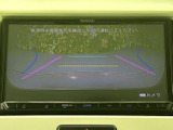 後方の様子を画面で確認できるカメラ映像に対応し、駐車時の周囲確認をサポートします。ガイド表示もあり、後退時の目安として日々の駐車に活用いただけます。