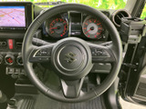 握りやすいステアリングは、運転操作を快適にします。操作性も高く、スムーズなハンドリングを実現。運転の楽しさを向上させます。
