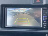 画面には後方の映像と目安線が表示され、駐車時に周囲を確認する際に便利です。停車中はテレビなどの映像も楽しめる画面で、用途に応じて活用いただけます。