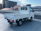 右斜め後ろからの特徴的なフォルム。狭い路地裏でも運転しやすそうな小回りが利くコンパクトボディ♪