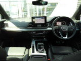 安全で快適な運転をサポートするアウディバーチャルコックピット。多機能でありながら優れた操作性で、シンプルで美しいインテリアデザインに溶け込んでいます。