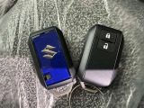 キーを取り出さずにドアを施錠&解錠。クルマの始動も可能です。