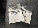 メンテナンスノート、取扱説明書ですね。 車の情報が凝縮されています。 車の整備記録が記載されている大事な物ですよ。
