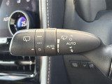 【オートワイパー(AUTO)】雨が降り出した時に、雨滴検出用センサー(レインセンサー)が雨滴を感知すると、自動でワイパーが動作します。