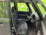 広々とした室内空間で、ゆったりとくつろげます。運転席からの視界も良好で、運転操作もスムーズに行えます。快適なドライブを。