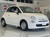 ボサノバホワイトの上品なボディカラーが映えるFIAT500 TwinAir Cult。クロームミラーカバーやボンネットクロームラインが質感を高めています。
