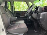 落ち着いた色合いのシートに赤いアクセントが映え、運転席まわりまで統一感のある空間です。座面や背もたれの形状も確認でき、前席で過ごす時間をイメージしやすい室内です。