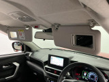【サンバイザー】車内で身だしなみを整えるためのバニティミラーがセット。お化粧直しや髪型のチェックに活用できます。