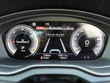 重厚感と安定感があり、同時にダイナミックさも備えるAudiの走り。機能やデザインが革新的なメーター。
