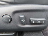 運転する時はドライビングポジションが気になりますよね。パワーシートで座席位置の微調整もしっかりできます。高級感がある装備としても人気があります。