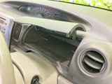 運転席前方にはメーターと収納スペースが配置され、表示類を確認しながら必要な小物も手元に置けます。周辺の空調吹き出し口も見渡しやすく、日々の運転で使いやすい設計です。