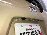 【バックカメラ】 駐車時に車両後方の様子を見ることができるので、運転の不安を軽くします。