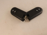 カバンやポケットに入れたままでもドアの施錠・解錠が可能なスマートキーを装備。エンジンのオン・オフ時もカギを取り出す必要が無いからとっても便利です♪