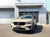 2026年2月登録のボルボXC40 ウルトラ B4 AWD ダークエディションです。 ボディーカラーは、サンドデューンメタリックで、シートカラーは美しいブロンドです。