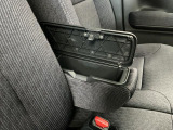 【フロントセンターアームレスト(ボックス付き)】運転席と助手席の間には、小物が収納できるボックス付のアームレストが装備!必要な物をぱっと取り出せて車内もスッキリです♪