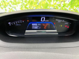 視認性の高いメーター類が、運転に必要な情報を分かりやすく表示します。運転に集中できる、シンプルで洗練されたデザインです。