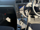 運転席まわり全体です。内装の使用感は少なめです。