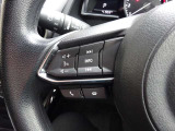 【ステアリングスイッチ】ステアリングスイッチは運転姿勢や視線を崩さずに操作が可能です。左側にはオーディオ類があります。