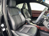 シックな色使いの運転席周りですね。すっきりとしたデザインで上品な色使いです。居心地の良い運転席、長く座ってられるリラックスできるデザインがいいですね。