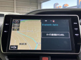地図と現在地周辺の道路が画面に表示され、目的地までのルート確認に役立ちます。オーディオ情報も同時に見られるため、移動中に必要な情報を把握しやすい構成です。