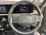 手元に複数のスイッチが配置され、運転姿勢を保ちながら車内機能を使いやすい構成です。メーターとの位置関係も確認しやすく、日常の運転を便利にサポートします。