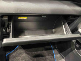 助手席前のグローブBOX等々すぐに出してしまえる便利な収納スペースが備わっています♪