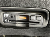 【ETC】有料道路を利用する際に料金所で停止することなく通過できる、ETC車載器(ノンストップ自動料金収受システム機器)が装備されています。セットアップを行うことで利用可能になります。