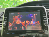 ナビ画面で映像を表示しており、停車中のひとときも車内で楽しめます。画面周囲には各種ボタンやつまみが配置され、必要な操作に手を伸ばしやすいレイアウトです。日常の移動を便利に支えます。