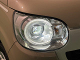 対象物が見やすく白く明るい光で夜間走行をサポートするBi-Angle LEDヘッドランプ(AFS【ステアリングに合わせてヘッドランプが進行方向を照らす】・オートレベリング機能付き)を搭載