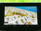 停車中に楽しめるTV機能。ニュースや番組をチェックしながら、休憩時間を有効活用できます。ドライブ中の待ち時間も快適に過ごせます。
