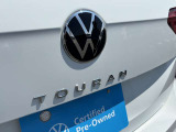 VWエンブレムとTOURANロゴをアップで撮影。リアまわりの細かな状態も写真でご確認いただけます。