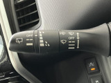 操作しやすいウインカーレバーは、スムーズな車線変更をサポートします。雨天時にも安心して操作可能です。安全運転を第一に考えた設計です。
