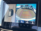 後方映像に加えて車両周辺を上から見た表示も確認でき、駐車時の周囲確認に役立ちます。ガイド線も表示されるため、車庫入れや狭い場所での切り返しをサポートします。