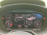 視認性の高いメーターデザインで、重要な情報を一目で確認できます。運転に必要な情報を効果的に伝えます。