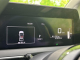 速度やシフト位置、航続可能距離などをひと目で確認しやすい表示です。車両の状態を運転中にも把握しやすく、必要な情報を手元で確認できる実用的な装備です。