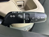 各機能のマークがレバー上にまとめられ、運転席から位置を把握しやすい表示です。必要な操作を手元で行えるため、走行中の視線移動を抑えたい場面にも便利です。